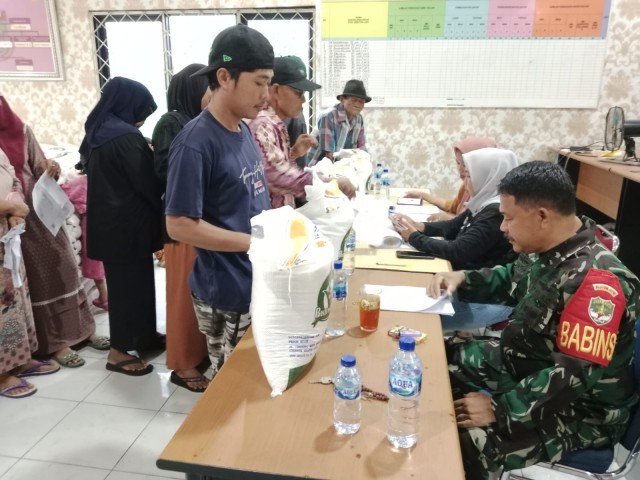 Serbuan Teritorial, Anggota Koramil 12/Rajeg Pantau Pembagian Bantuan Beras