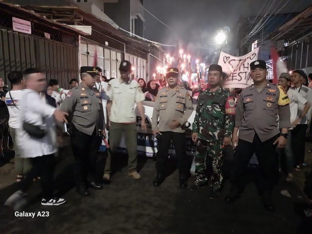 Babinsa Koramil 01/Tamansari Pantau Pelaksanaan Pawai Obor di Wilayah Binaan