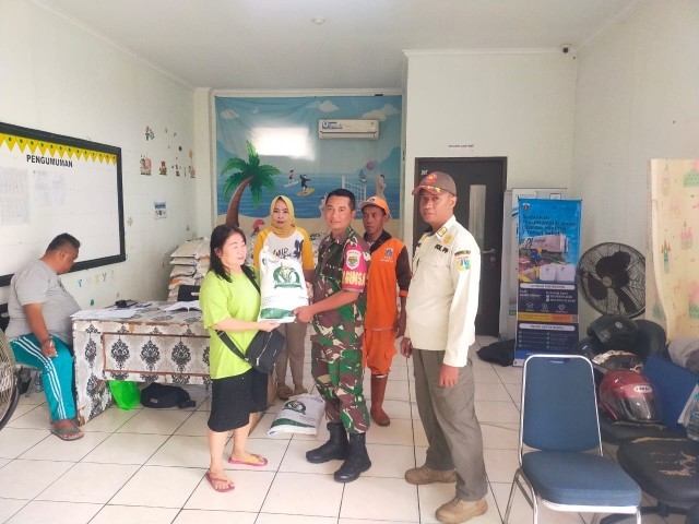 Babinsa Koramil 01/Tamansari Monitoring Kegiatan Pendistribusian Beras BAPANAS