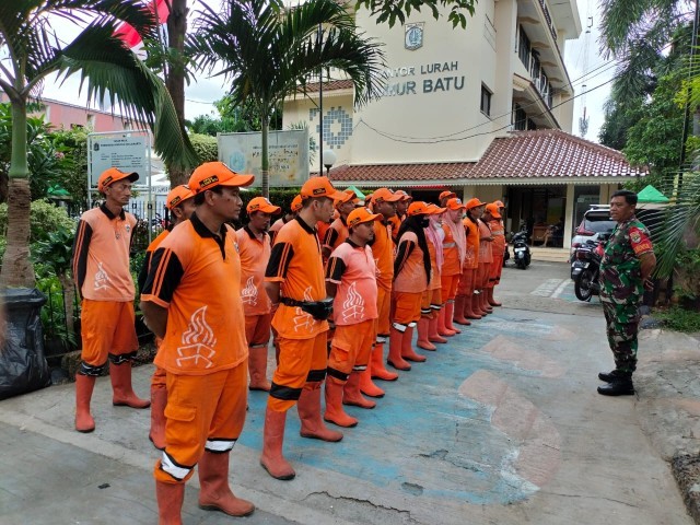 Babinsa Koramil 07/Kemayoran Pimpin Apel dan Berikan Penekanan Kepada Anggota PPSU
