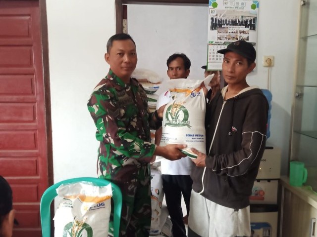 Sertu Parno Bantu Pendistribusian Beras Untuk Warga
