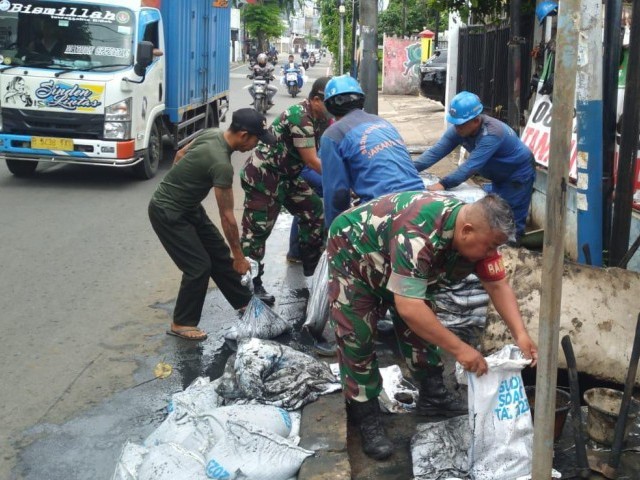 Babinsa Koramil 02/Matraman Karya Bakti Bersihkan Drainase Bersama Dinas SDA
