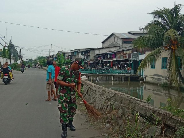 Cegah Banjir, Anggota Koramil 02/Batuceper dan Warga Gotong Royong