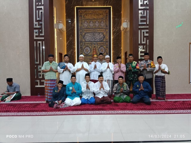 Tarawih Keliling, Indahnya Kebersamaan Babinsa Sertu Syahrul Bersama Warga Pondok Jaya