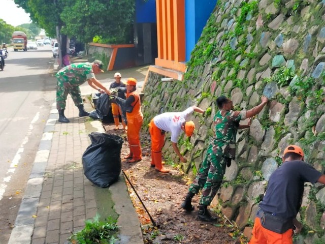 Babinsa Koramil Pasar Rebo Bersama PPSU dan Warga Bersihkan Lingkungan