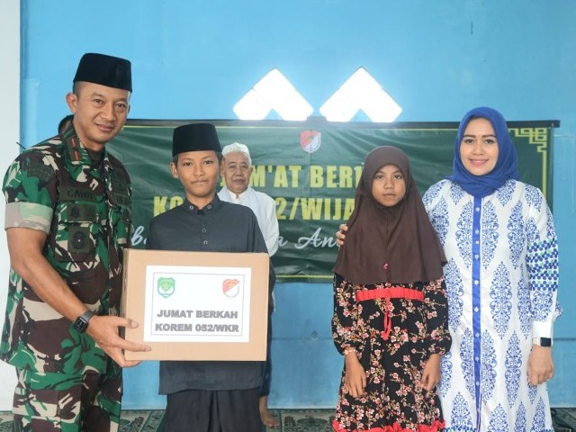 Jum'at Berkah, Danrem 052/Wkr Berikan Santunan Kepada Panti Asuhan Darul Yatama
