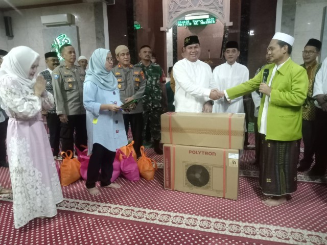 Babinsa Koramil 01/Kranji Hadiri Acara Santunan Anak Yatim Piatu Dalam Acara Safari Ramadhan