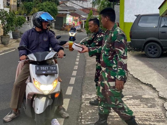Prajurit Yonif 201/JY Berbagi Kebahagiaan Kepada Sesama di Bulan Ramadhan