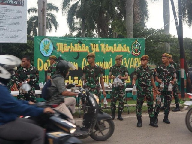 Prajurit Detasemen Arhanud 003/ARK Berbagi Takjil Kepada Masyarakat Sekitar