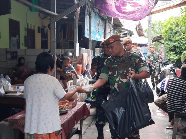 Jum'at Berbagi, Batalyon Arhanud 6/BAY Antarkan Makanan dari Rumah ke Rumah