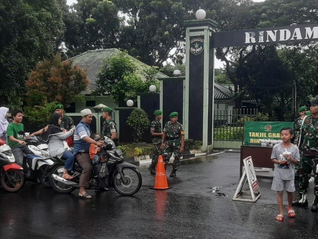 Rindam Jaya Membagikan Takjil Gratis kepada Pengguna Jalan dan Masyarakat Sekitar