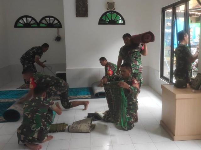 Karya Bakti Pembersihan Tempat Ibadah Mushola Oleh Koramil Kramatjati