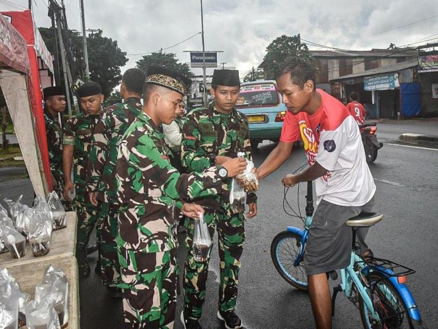 Yonif 201/JY Berbagi Takjil Gratis Kepada Masyarakat