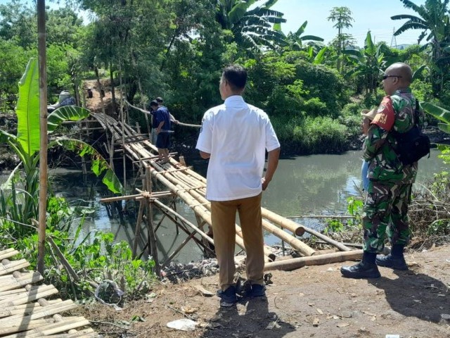 Babinsa Koramil 12/Rajeg Bersama Warga Bangun Jembatan Bambu