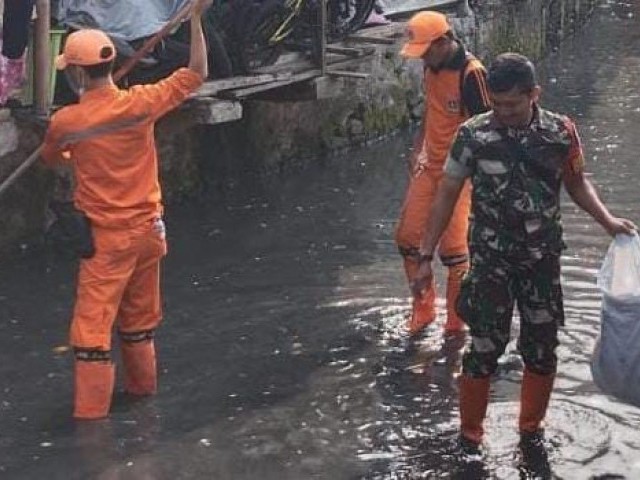 Babinsa Koramil 07/Kemayoran dan Anggota PPSU Melaksanakan Kerja Bakti Bersama