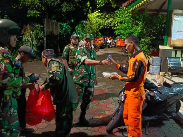 Grebek Saur, Babinsa Koramil 05/KJ Bersama Mitra Jaya Bagikan Makanan Siap Saji