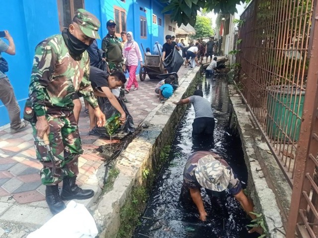 Musim Penghujan, Babinsa Bersama Warga Bersihkan Saluran Air