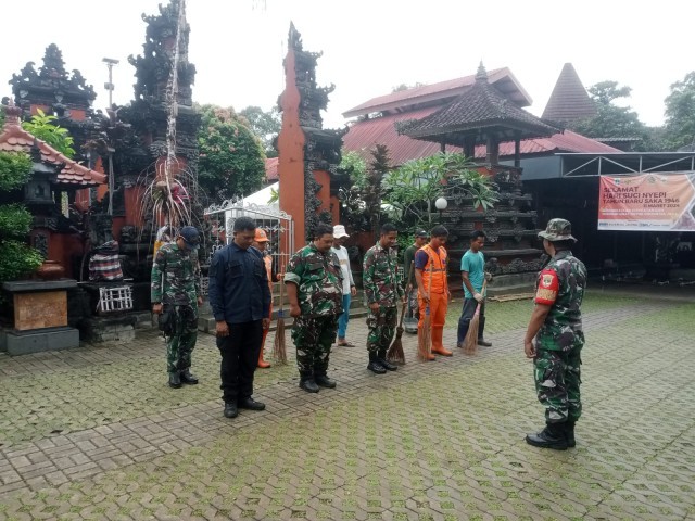 Peduli Kebersihan Tempat Ibadah, Koramil 07/Cipayung Bersihkan Pura Widya Dharma