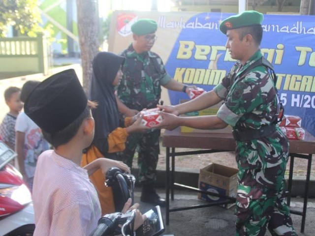 Berkah Untuk Sesama, Personel Kodim 0510/Tigaraksa Berbagi Takjil Ramadhan