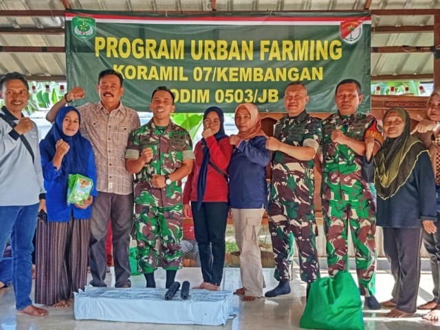 Kodim 0503/JB Gelar Baksos Pembagian Sembako dan Perangkat Tani di Lahan Urban Farming Kampung Salo