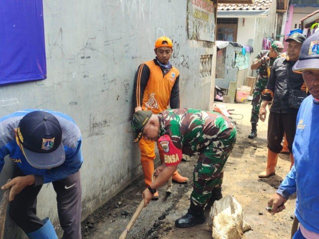 Babinsa Koramil 05/KJ Bersama Tiga Pilar Gelar Karya Bakti Pembuatan Saluran Air