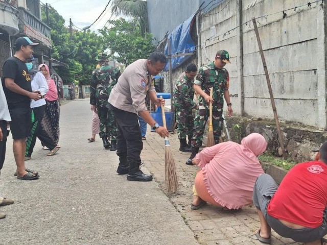 Antisipasi Banjir, Babinsa Koramil 01/Tgr dan Warga Karya Bakti