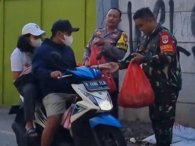 Ambil Keberkahan, Babinsa Koramil 02/Pondok Gede Bersama Bhabinkamtibmas Bagikan Takjil Jelang Buka Puasa