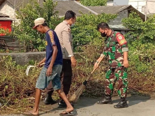 Babinsa Koramil 03/Teluk Pucung Bersama Stakeholder dan Warga Bersihkan Lingkungan