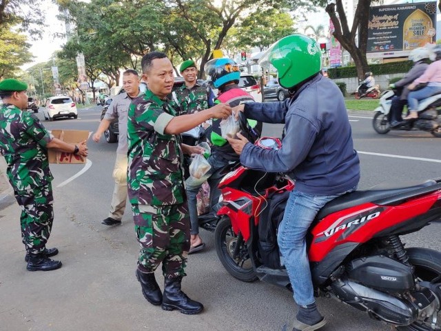 Bulan Suci Ramadhan, Korem 052/Wkr Kembali Bagikan Takjil Gratis
