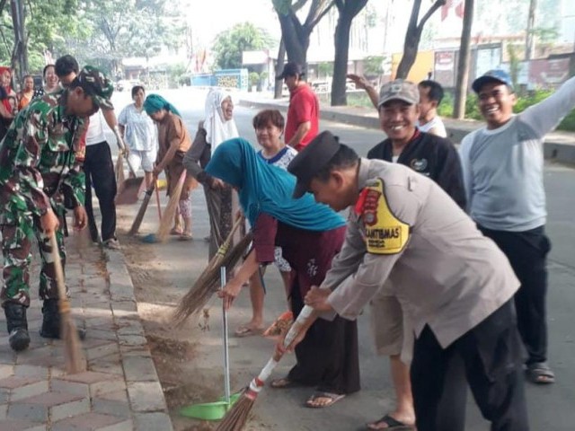 Babinsa Koramil 02/Btc Pembersihan Sampah Bersama Binamas dan Warga