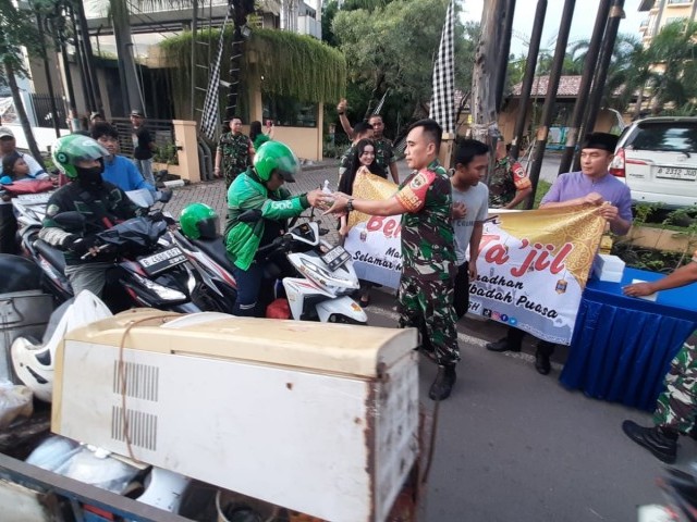 Jelang Berbuka Puasa, Anggota Koramil 01/Tangerang Bagikan Takjil Gratis 