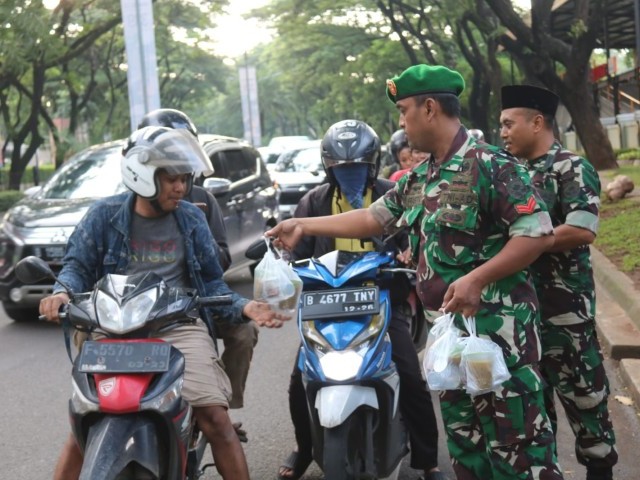 Di Bulan Ramadhan Yang Penuh Berkah, Korem 052/Wkr Kembali Berbagi Takjil Gratis