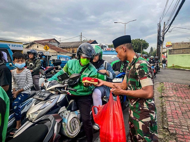 Yonif 201/Jaya Yudha Berbagi Takjil di Bulan Ramadhan