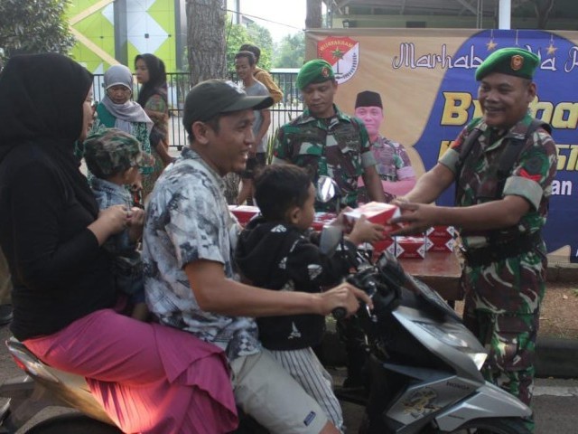 Terlihat Keakraban Dengan Masyarakat, Kodim 0510/Tigaraksa Tetap Semangat Berbagi Takjil