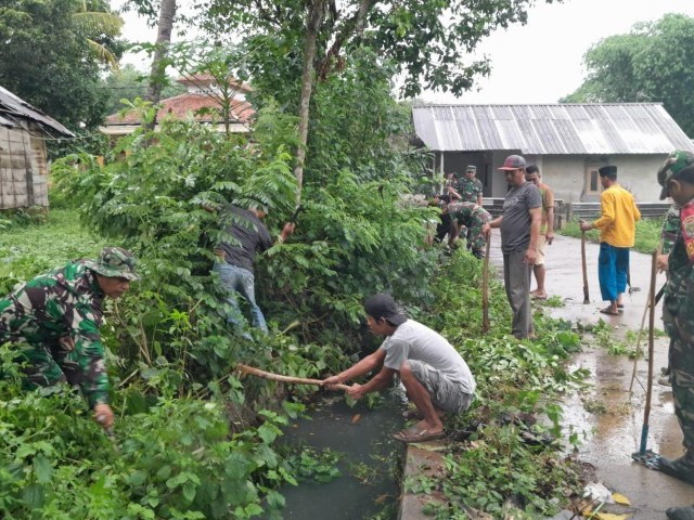 Anggota Koramil 13/Cisoka Bersama Warga Karya Bakti Bersihkan Jalan Cipari