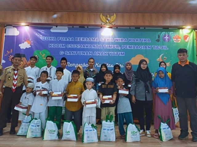 Bulan Penuh Berkah, Pramuka Saka Wira Kartika Bersama Kodim 0505/JT Santuni Anak Yatim Piatu