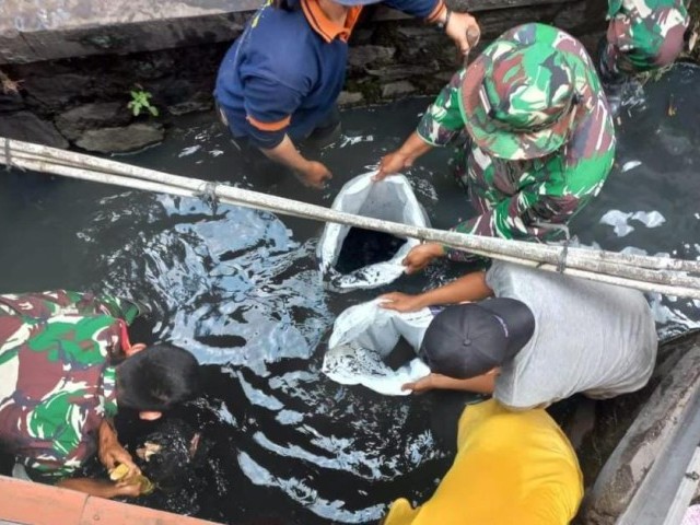 Antisipasi Banjir di Bulan Ramadhan, Babinsa Lakukan Pembersihan Sampah