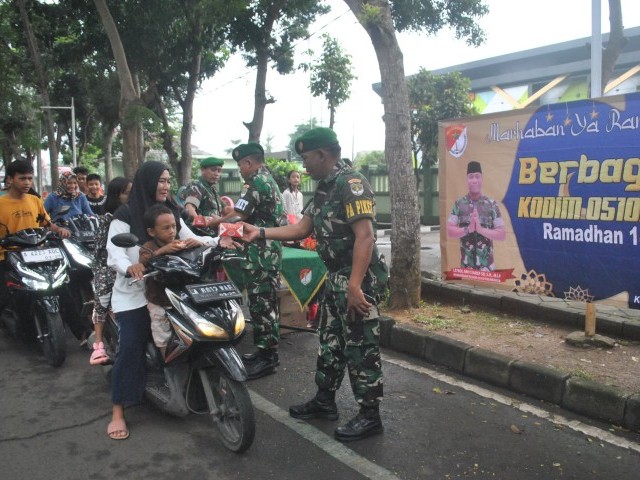 Dibulan Yang Penuh Berkah, Kodim 0510/Tigaraksa Bagikan Takjil Kepada Sesama