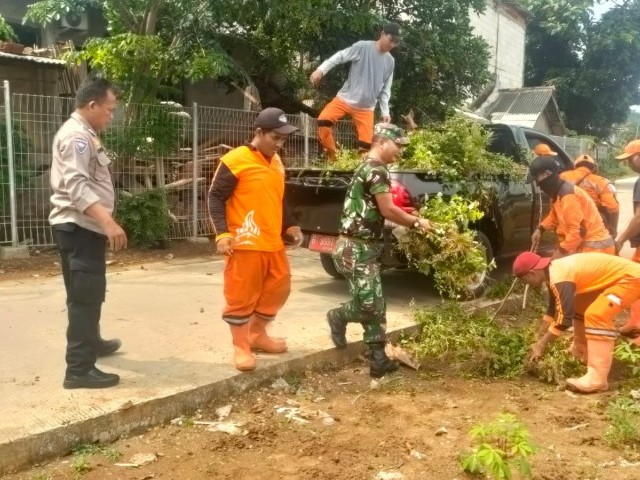 Koramil Cipayung Karya Bakti Pembersihan Sampah disekitar Waduk Situ Munjul