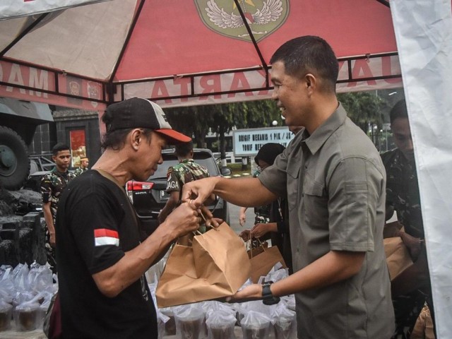 Yonif 201/Jaya Yudha Berbagi Takjil Untuk Warga Yang Melintas di Depan Asrama