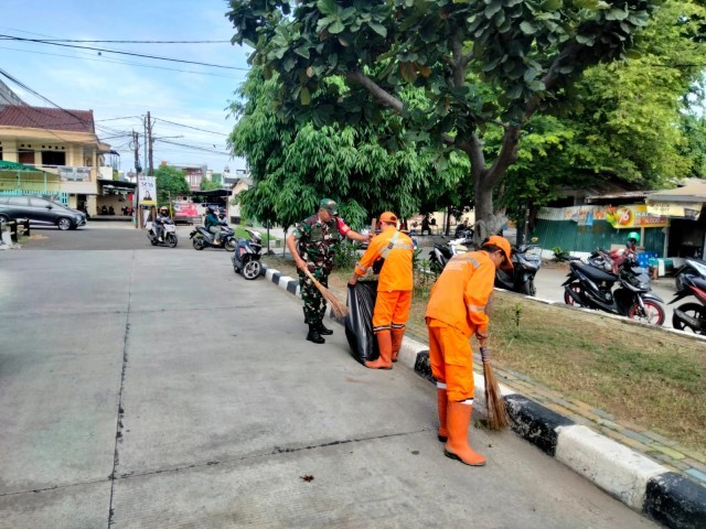 Ciptakan Lingkungan Rapih, Bersih dan Terawat, Babinsa Koramil 05/KJ Gelar Karya Bakti