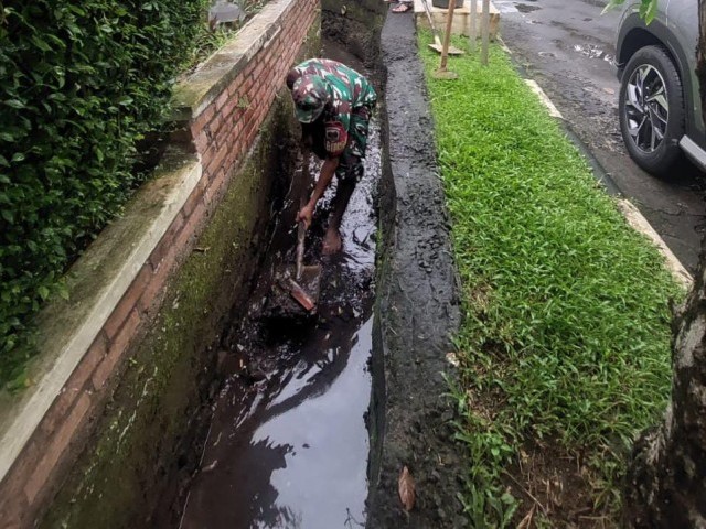 Babinsa Koramil 08/Pamulang Karya Bakti Bersihkan Sampah di Saluran Air