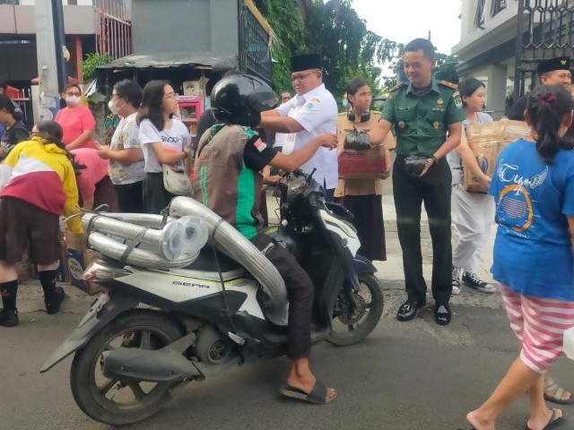 Bagi Takjil, Bentuk Kepedulian Tiga Pilar Tamansari dan Gereja St. Petrus & Paulus