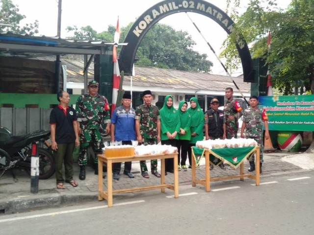 Berkah Ramadhan, Koramil 02/Matraman Bagikan Takjil On The Road