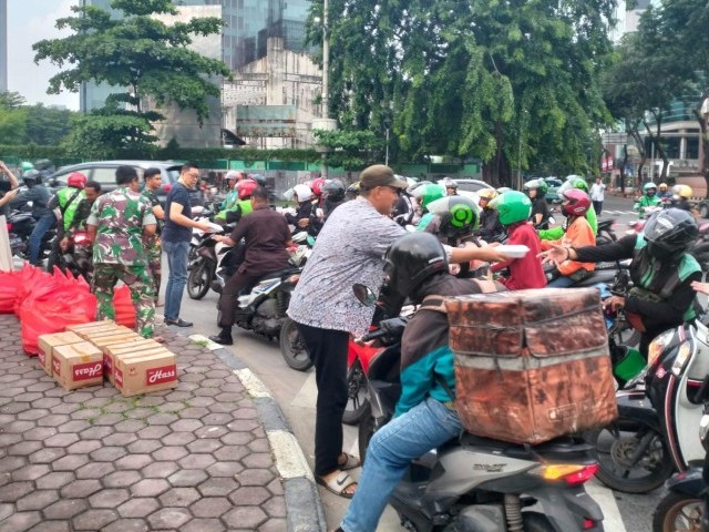 Kodim 0501/JP Bagikan Takjil Jelang Berbuka Puasa Kepada Warga Dan Ojol