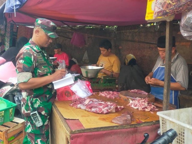 Interaksi Serka Suharno Dalam Pengecekan Harga Sembako di Pasar Wilayah Binaan