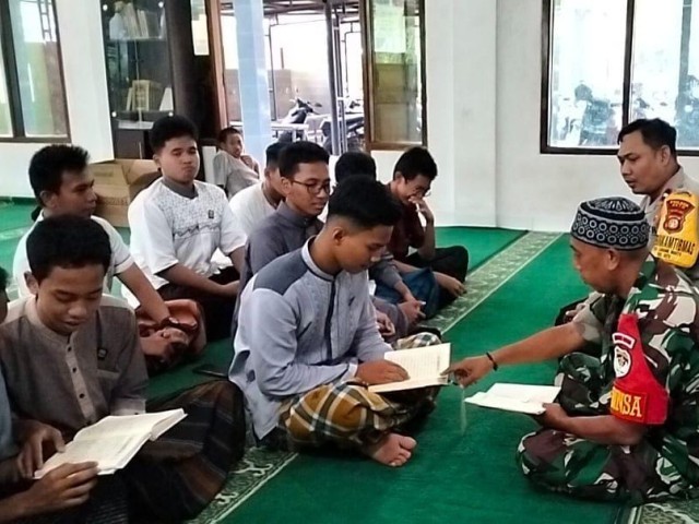 Babinsa Bersama Bhabinkamtibmas Pimpin Pesantren Kilat