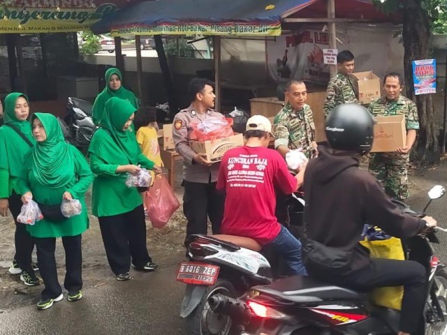 Jum'at Berkah Ramadhan, Anggota Koramil 01/Tgr Bersama Persit Bagikan Takjil
