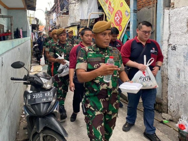 Prajurit Rangkok Berbagi Bersama Masyarakat Sekitar