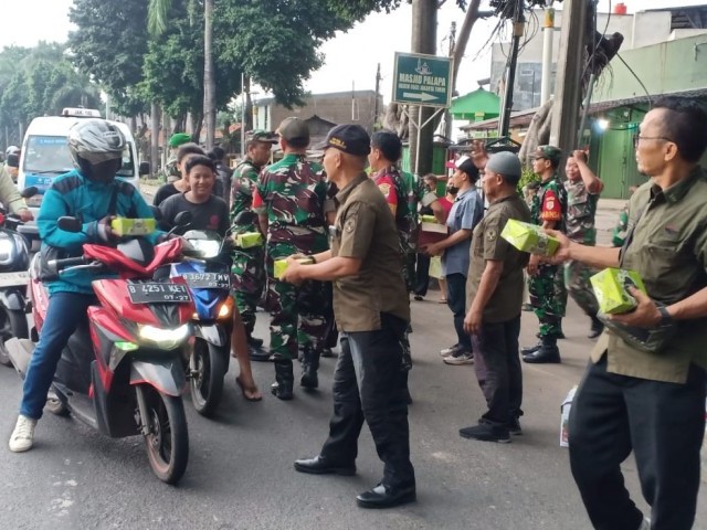 Indahnya Berbagi, Mitra Jalak Kodim 0505/Jakarta Timur Bagikan Takjil